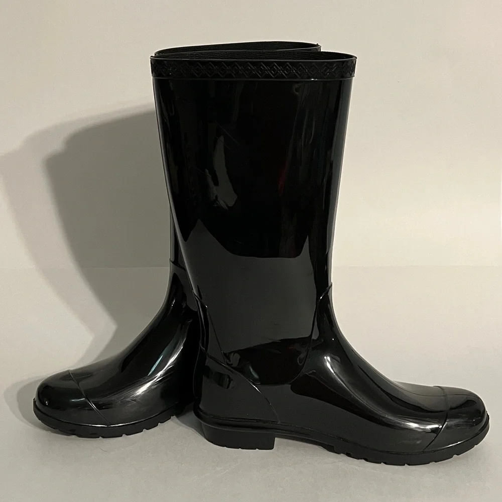 UGG Rubber Rain Boots, women’s size 8. Glossy Boot in Black. Sherpa insoles